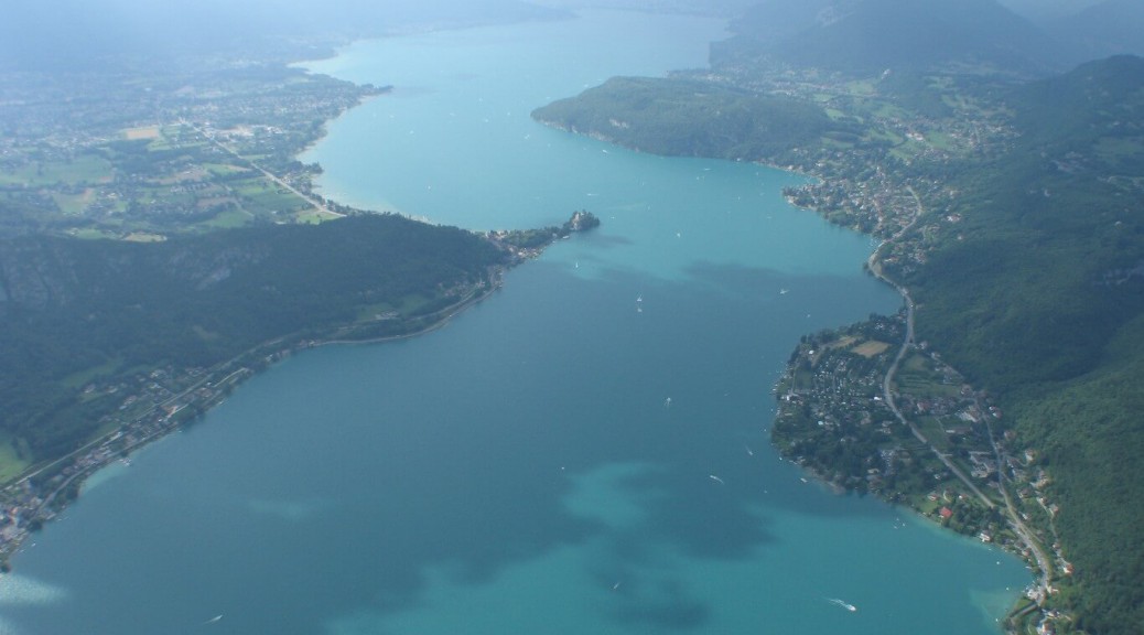 Le lac d'Annecy vue du ciel