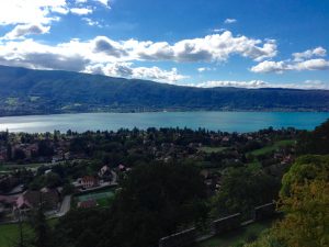 Menthon Saint Bernard et la vue sur le lac d'Annecy