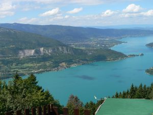 Le col de la Forclaz et ses nombreuses activités dominant le lac d’Annecy