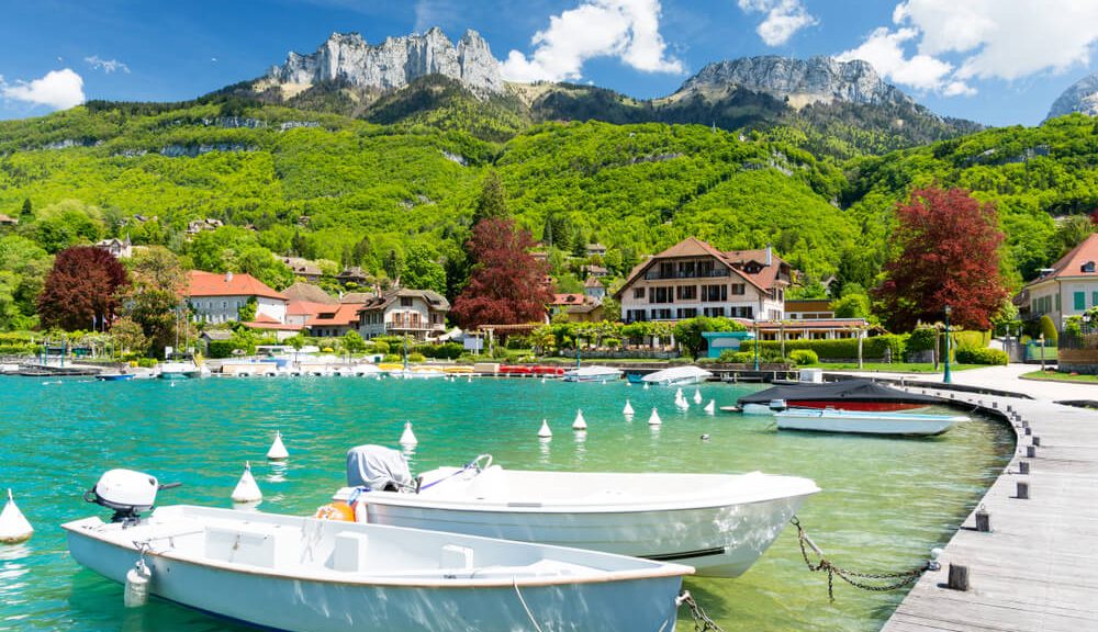 au printemps, profitez des plages du lac d’Annecy