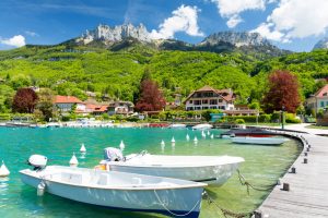 au printemps, profitez des plages du lac d’Annecy