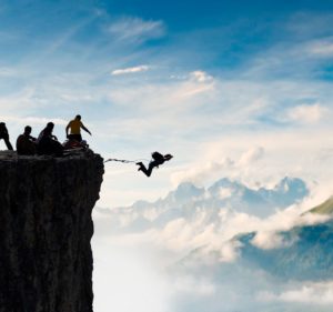 le saut à l'élastique sur tremplin