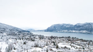 Les fêtes de fin d’année et l’hiver - le 21 décembre - approchent à grands pas ! Inutile de vous calfeutrer près de votre cheminée pour laisser passer l’hiver. Filez à Annecy pour découvrir 7 activités à faire d’urgence en famille